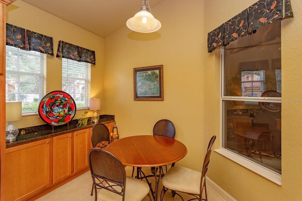 Activo con contrato: $705,000 (5 camas, 4 baños, 2953 Pies cuadrados)