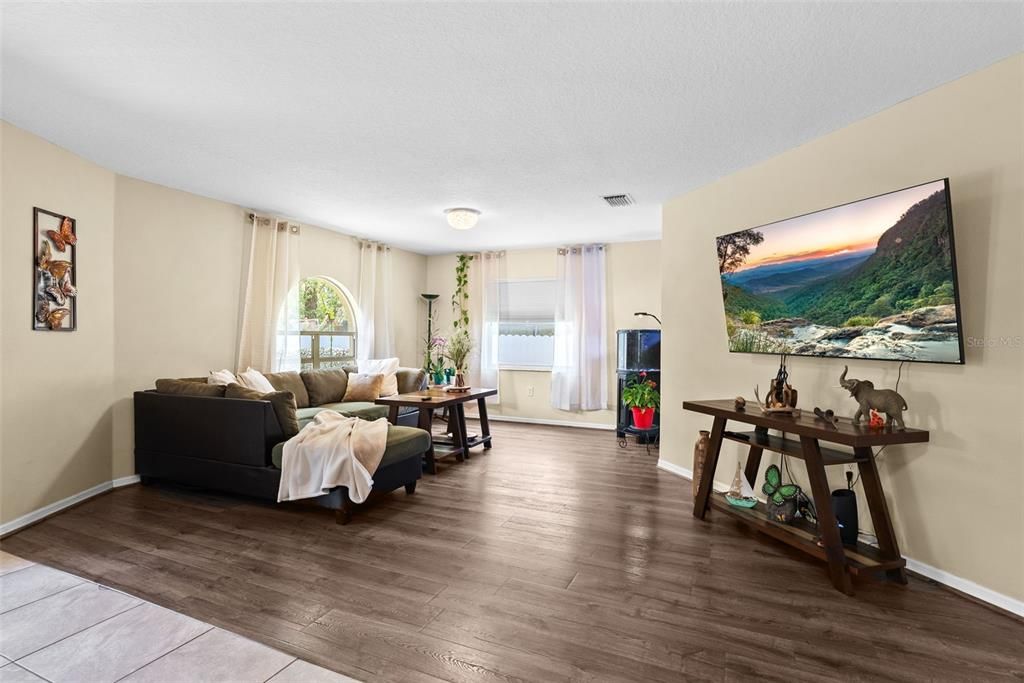 For Sale: $299,900 (3 beds, 2 baths, 1575 Square Feet)