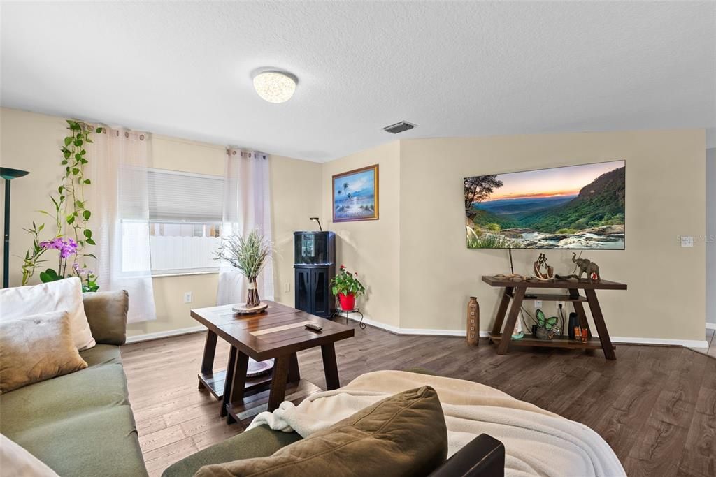 For Sale: $299,900 (3 beds, 2 baths, 1575 Square Feet)