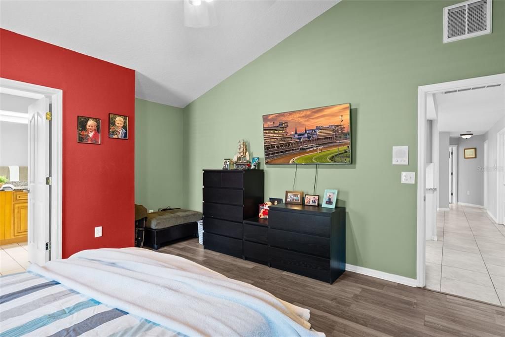 For Sale: $299,900 (3 beds, 2 baths, 1575 Square Feet)