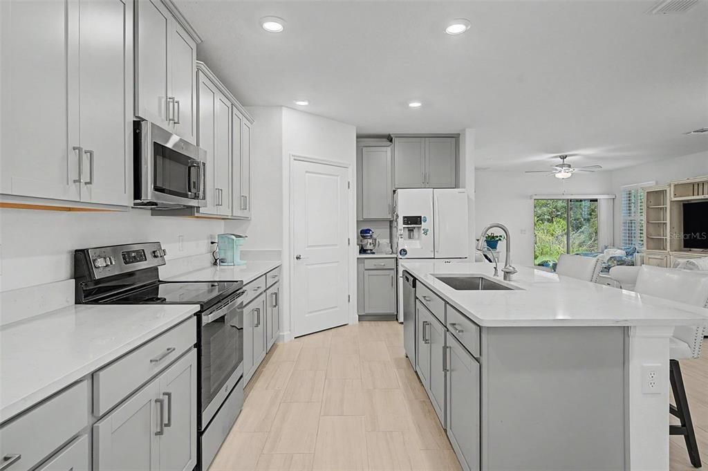For Sale: $285,000 (2 beds, 2 baths, 1625 Square Feet)