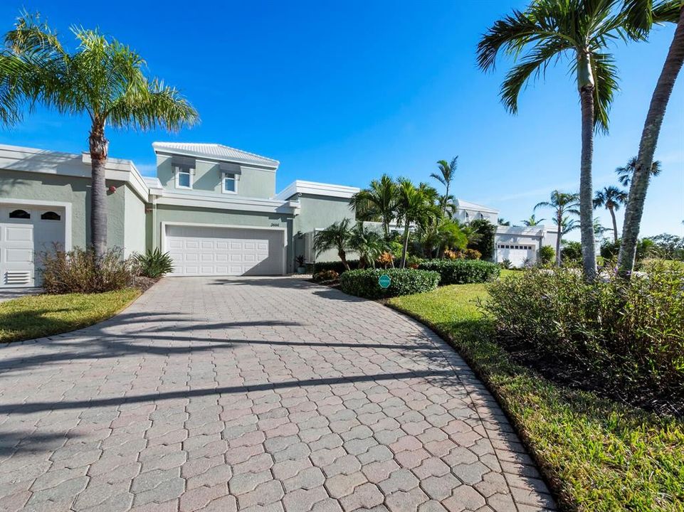 Vendido Recientemente: $2,600,000 (4 camas, 3 baños, 2836 Pies cuadrados)