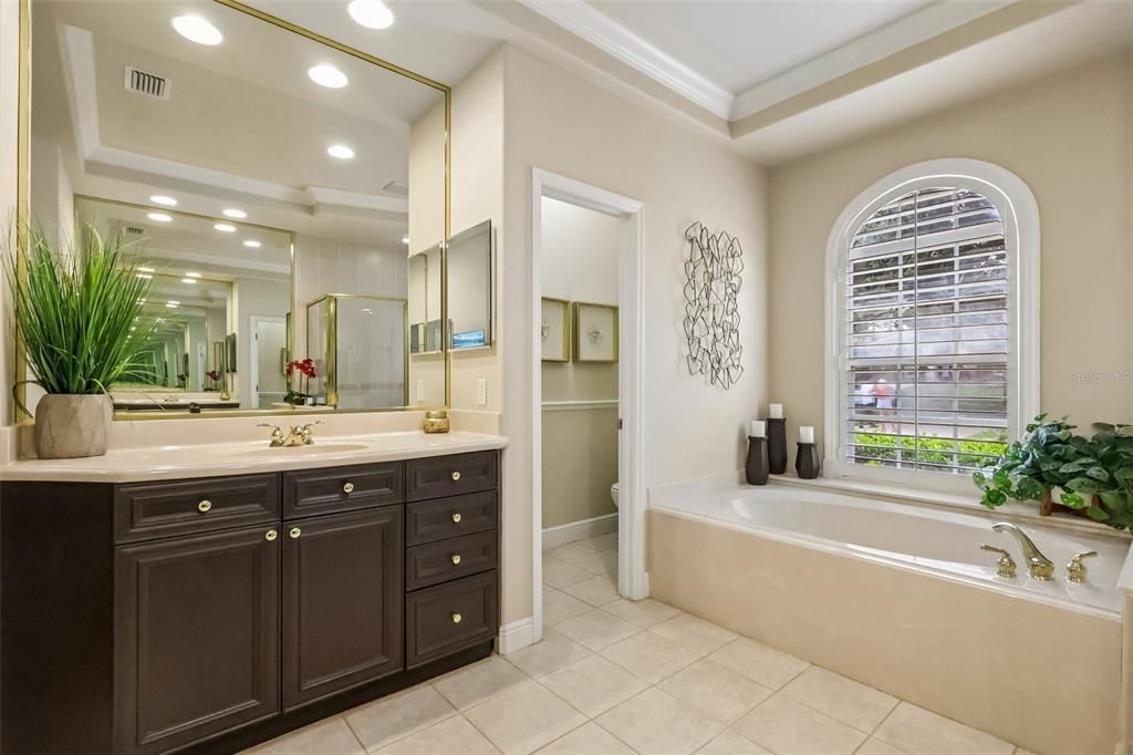 Activo con contrato: $995,000 (4 camas, 3 baños, 2905 Pies cuadrados)
