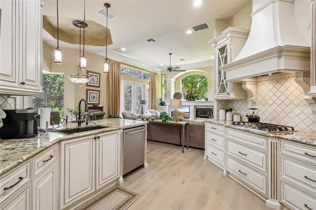 Activo con contrato: $995,000 (4 camas, 3 baños, 2905 Pies cuadrados)