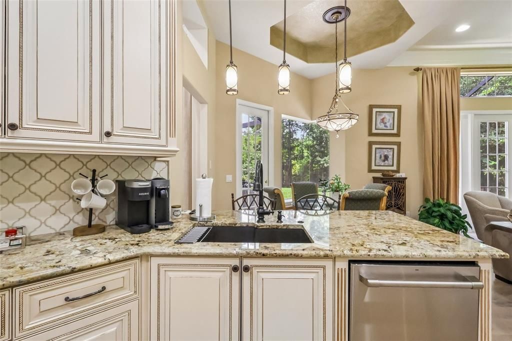 Activo con contrato: $995,000 (4 camas, 3 baños, 2905 Pies cuadrados)