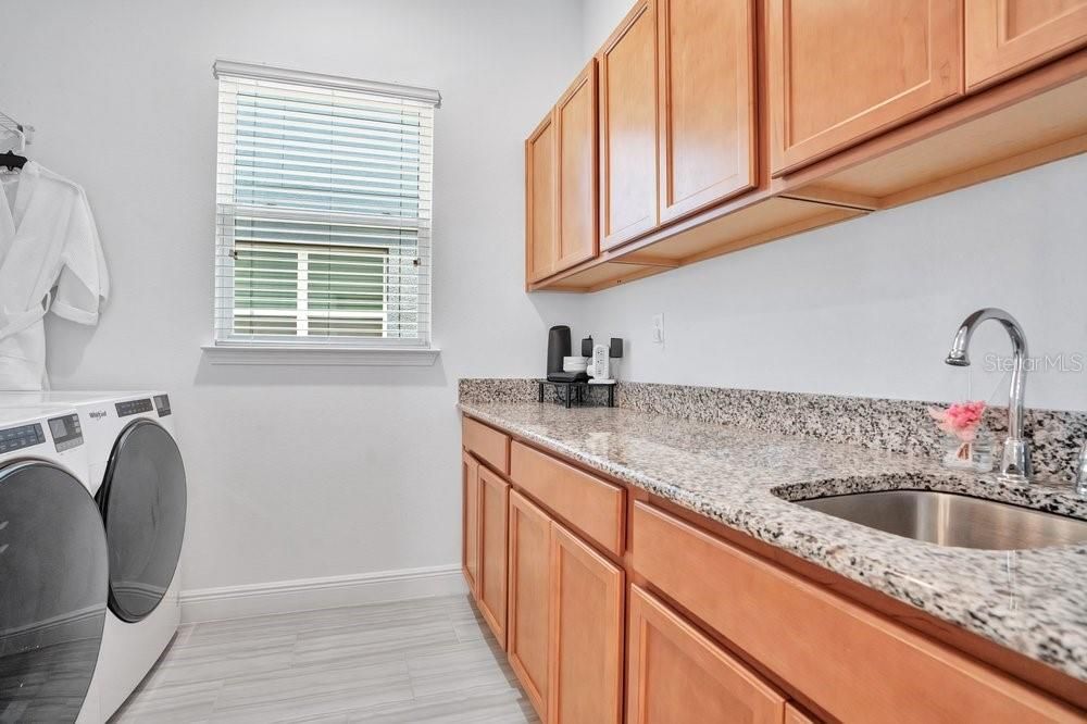 En Venta: $895,000 (5 camas, 3 baños, 3063 Pies cuadrados)