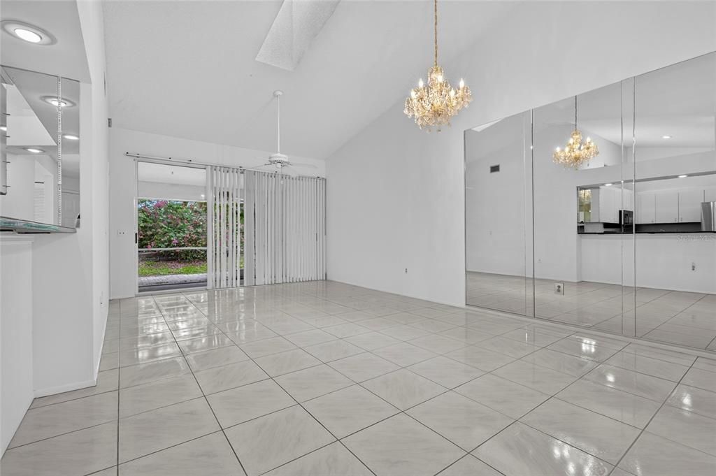 На продажу: $279,100 (2 спален, 2 ванн, 1218 Квадратных фут)