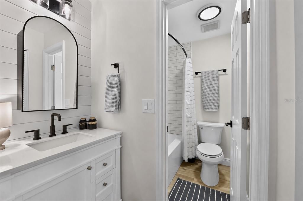 For Sale: $319,900 (2 beds, 2 baths, 1374 Square Feet)