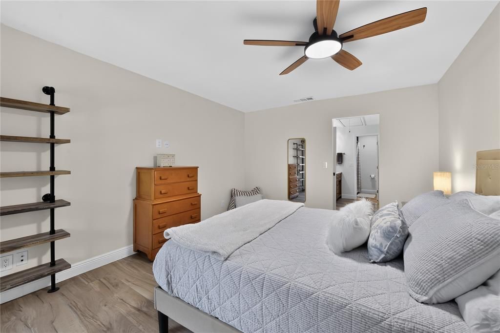 For Sale: $319,900 (2 beds, 2 baths, 1374 Square Feet)