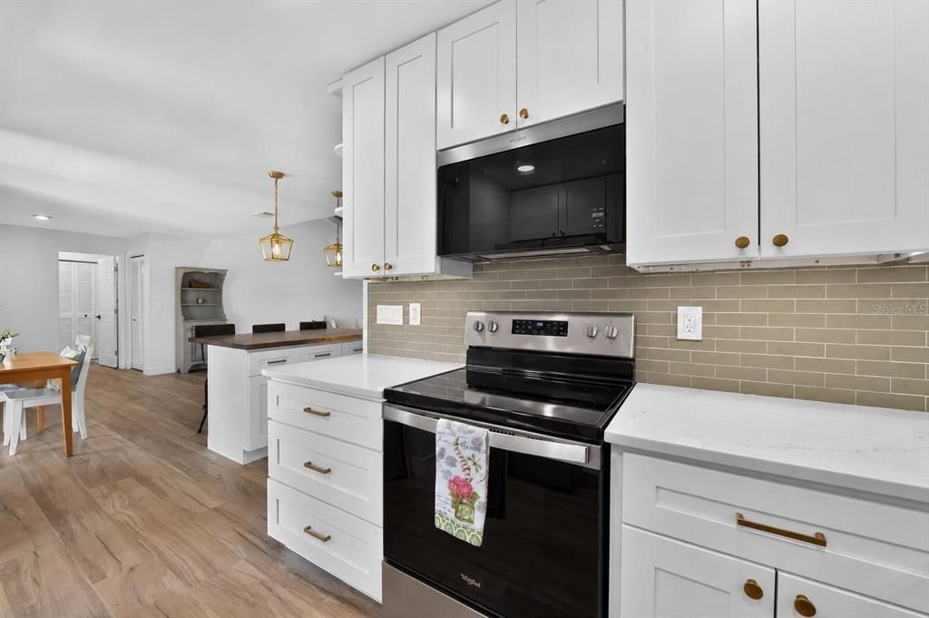 For Sale: $319,900 (2 beds, 2 baths, 1374 Square Feet)