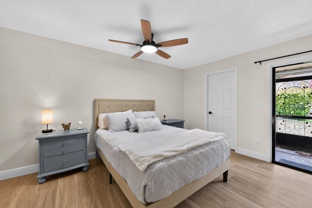 For Sale: $319,900 (2 beds, 2 baths, 1374 Square Feet)