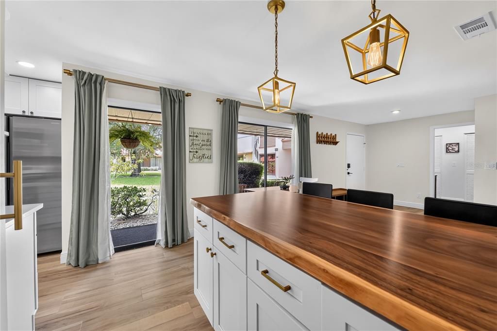 For Sale: $319,900 (2 beds, 2 baths, 1374 Square Feet)