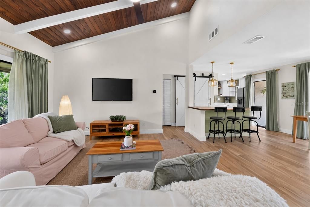 For Sale: $319,900 (2 beds, 2 baths, 1374 Square Feet)