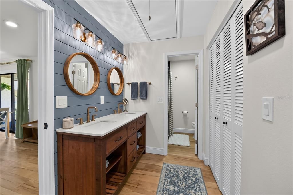 For Sale: $319,900 (2 beds, 2 baths, 1374 Square Feet)