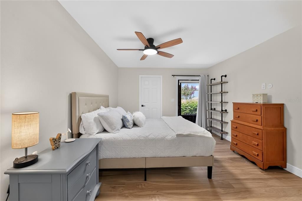 For Sale: $319,900 (2 beds, 2 baths, 1374 Square Feet)