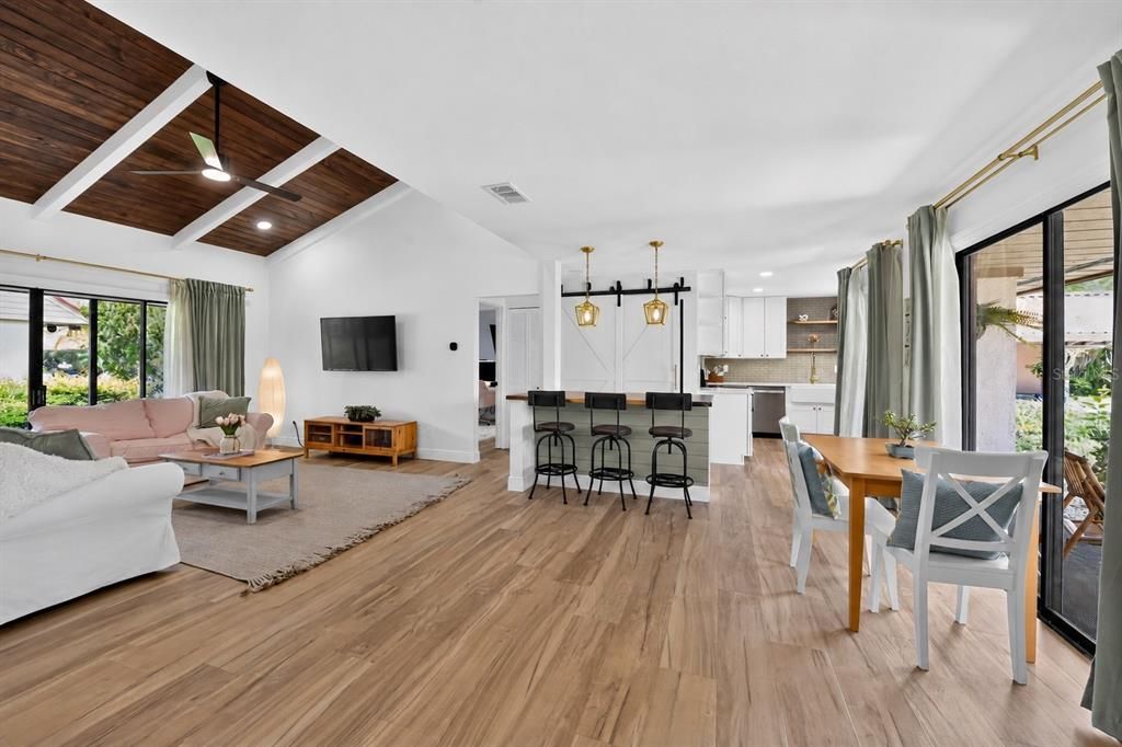 For Sale: $319,900 (2 beds, 2 baths, 1374 Square Feet)