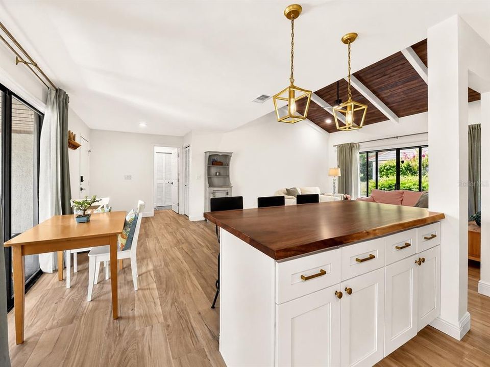 For Sale: $319,900 (2 beds, 2 baths, 1374 Square Feet)