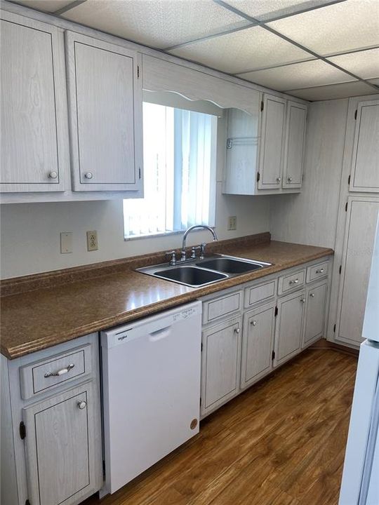 For Sale: $99,500 (2 beds, 2 baths, 912 Square Feet)