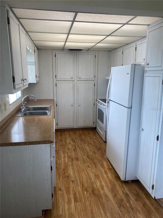For Sale: $99,500 (2 beds, 2 baths, 912 Square Feet)