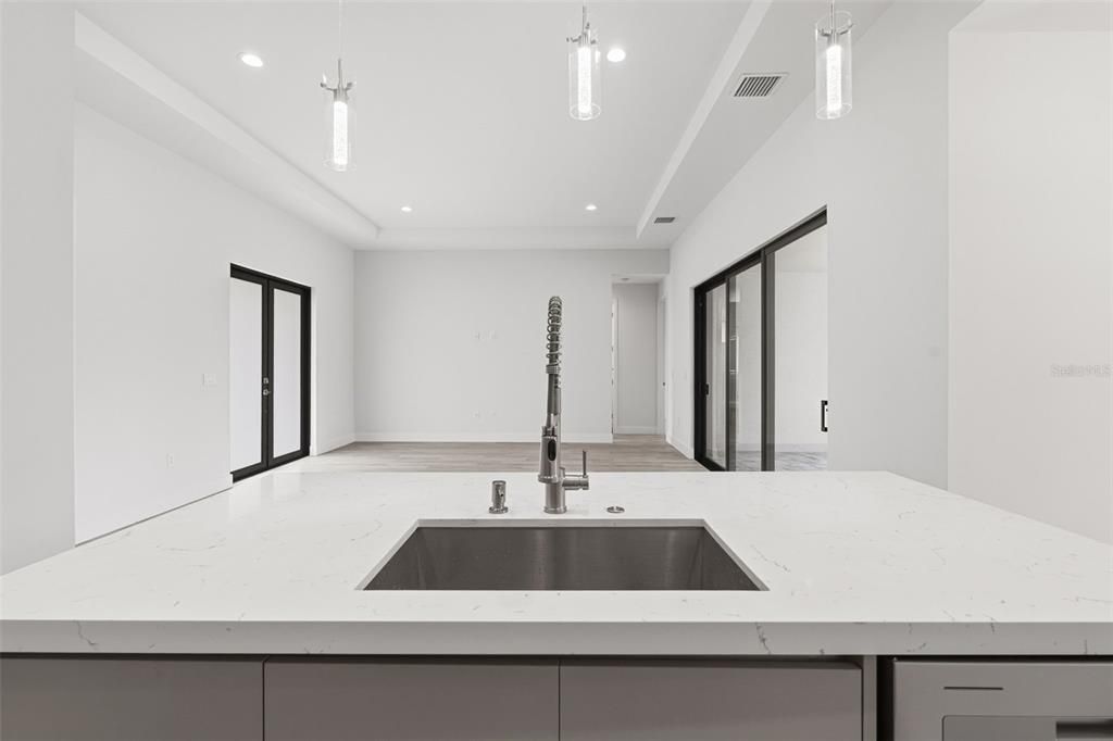 En Venta: $550,000 (4 camas, 2 baños, 1726 Pies cuadrados)