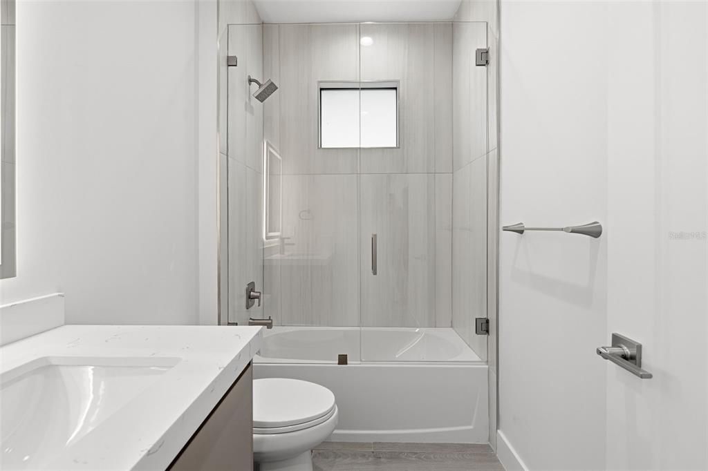 En Venta: $550,000 (4 camas, 2 baños, 1726 Pies cuadrados)