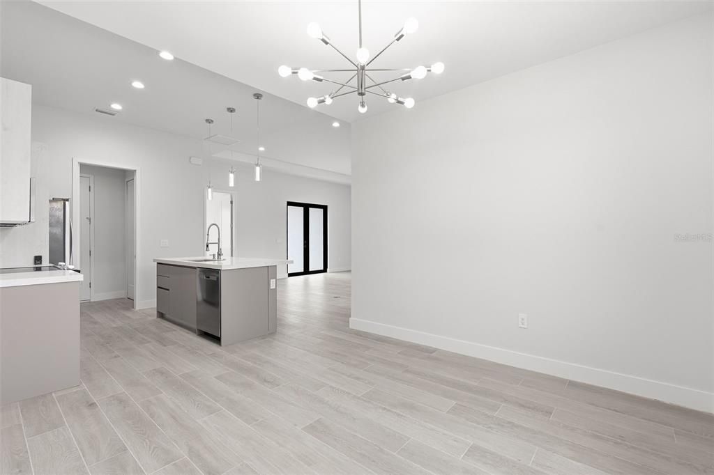 En Venta: $550,000 (4 camas, 2 baños, 1726 Pies cuadrados)