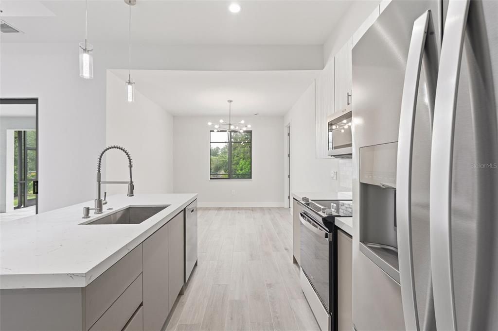 En Venta: $550,000 (4 camas, 2 baños, 1726 Pies cuadrados)