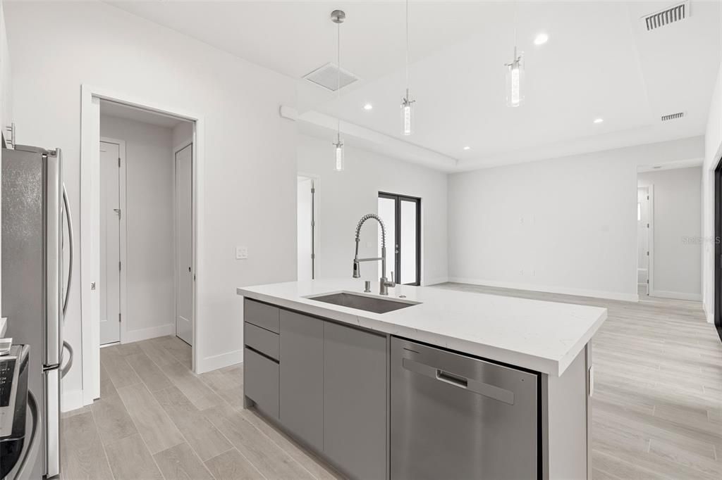 En Venta: $550,000 (4 camas, 2 baños, 1726 Pies cuadrados)