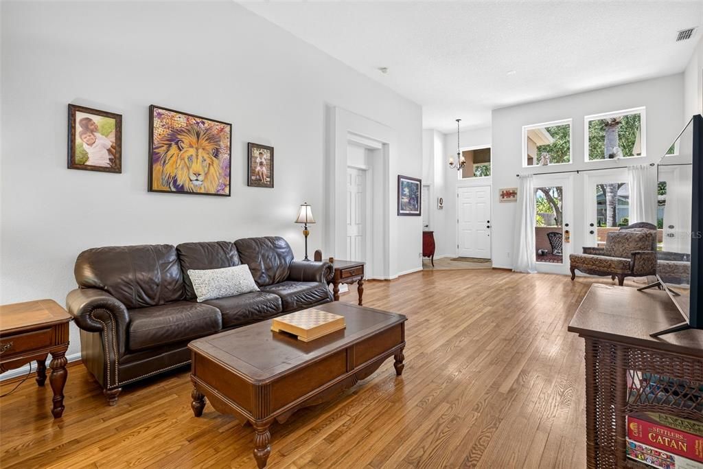 En Venta: $699,900 (3 camas, 2 baños, 2357 Pies cuadrados)