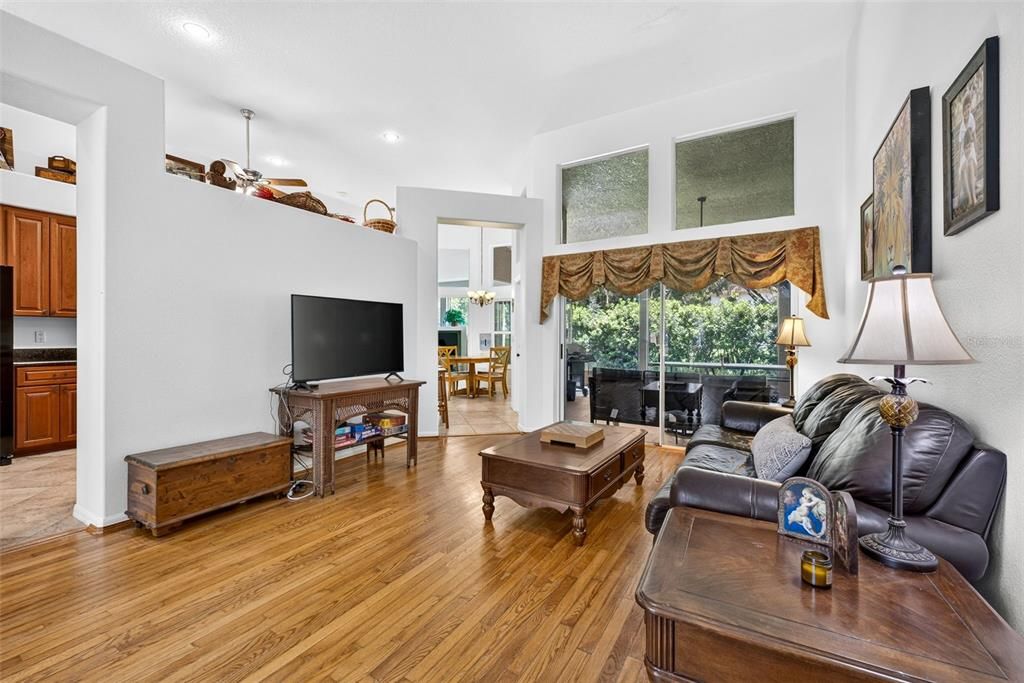 En Venta: $699,900 (3 camas, 2 baños, 2357 Pies cuadrados)