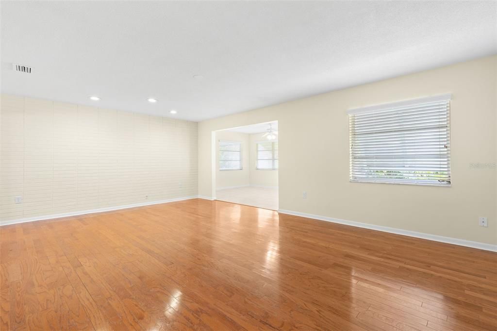 For Sale: $415,000 (2 beds, 2 baths, 1350 Square Feet)