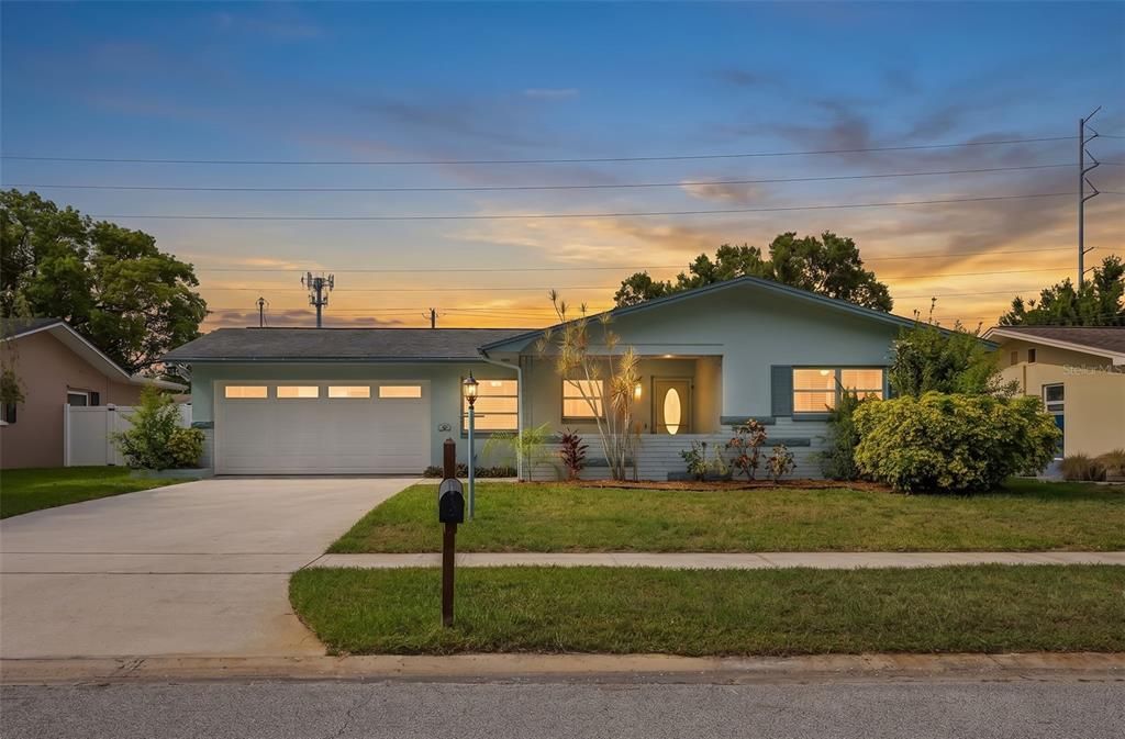 For Sale: $415,000 (2 beds, 2 baths, 1350 Square Feet)