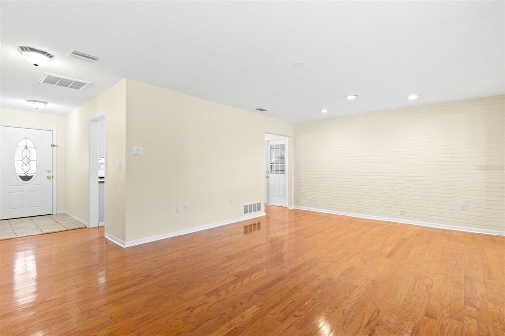 For Sale: $415,000 (2 beds, 2 baths, 1350 Square Feet)