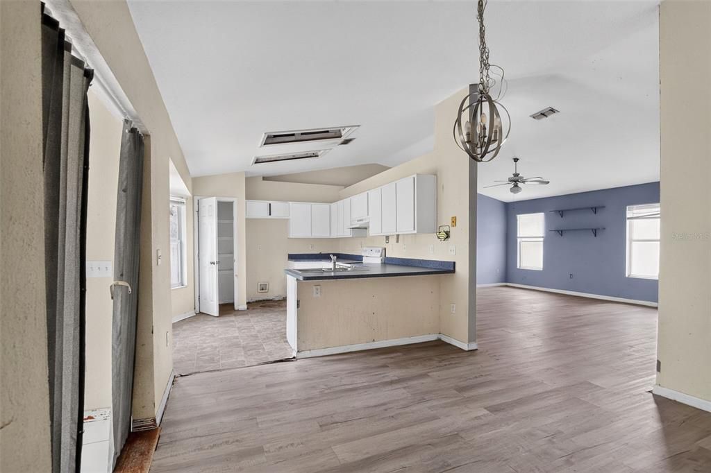 На продажу: $189,900 (3 спален, 2 ванн, 1742 Квадратных фут)