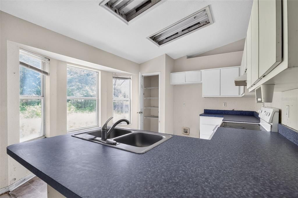 На продажу: $189,900 (3 спален, 2 ванн, 1742 Квадратных фут)