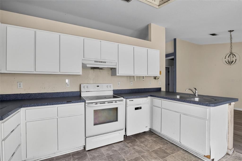 На продажу: $189,900 (3 спален, 2 ванн, 1742 Квадратных фут)