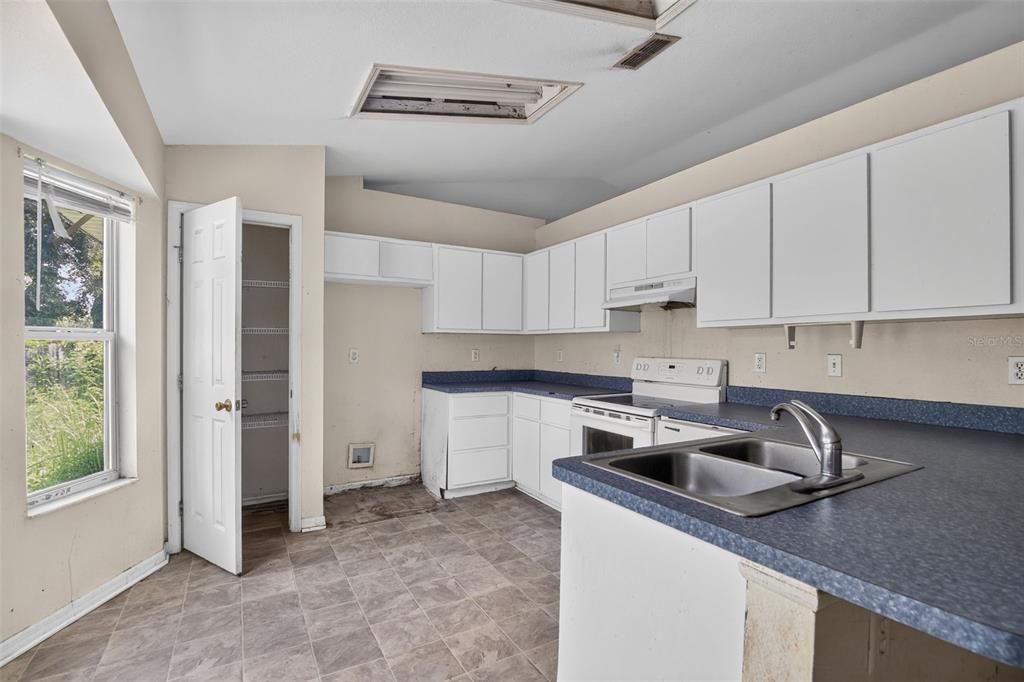 На продажу: $189,900 (3 спален, 2 ванн, 1742 Квадратных фут)