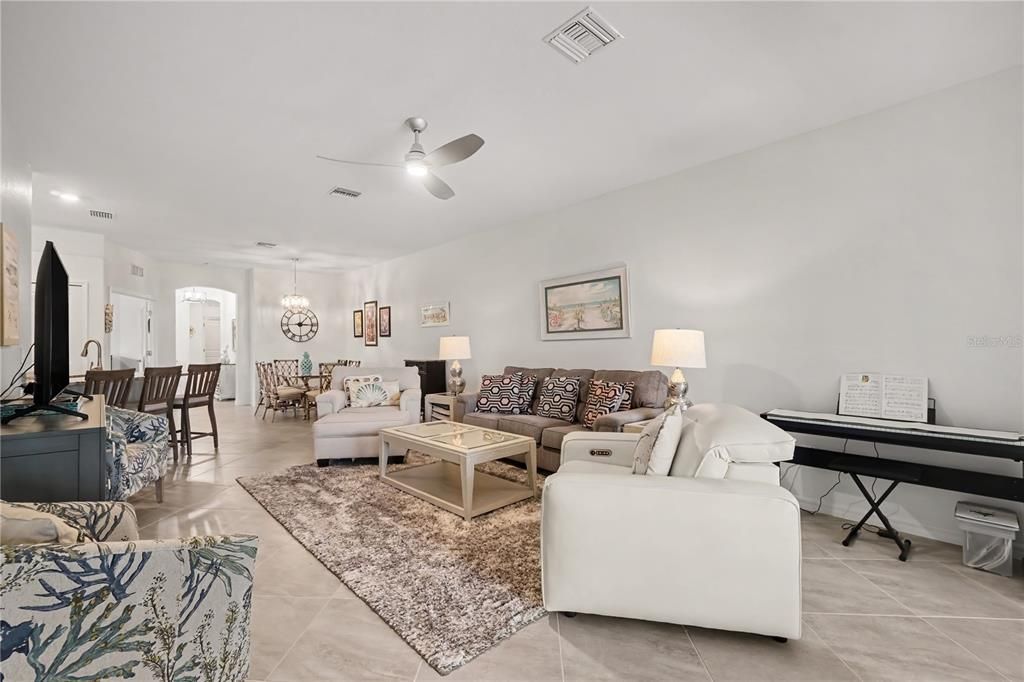 For Sale: $303,900 (2 beds, 2 baths, 1564 Square Feet)