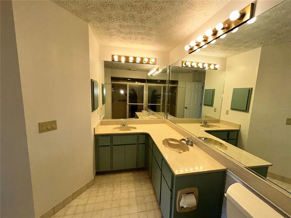 На продажу: $199,900 (2 спален, 2 ванн, 1193 Квадратных фут)