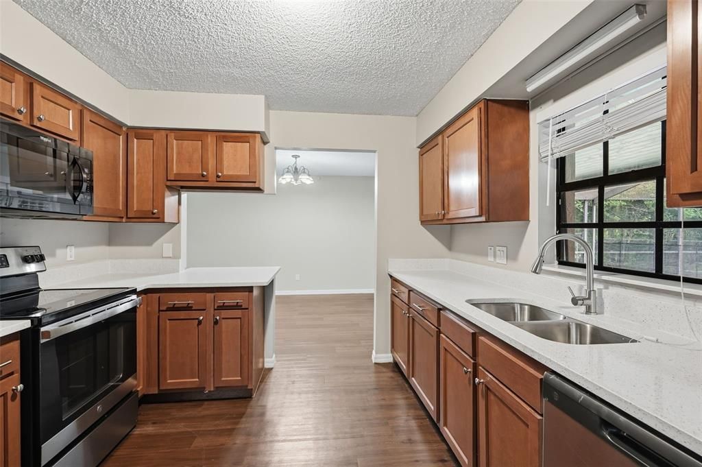 На продажу: $399,900 (4 спален, 2 ванн, 2420 Квадратных фут)