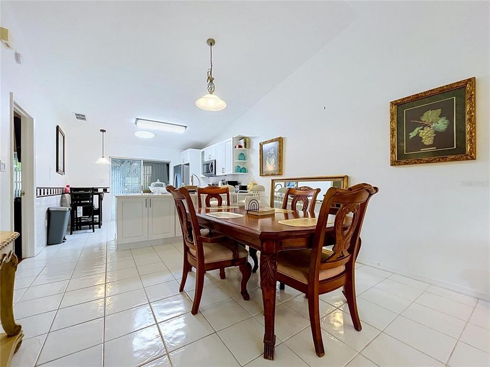 For Sale: $215,000 (2 beds, 2 baths, 1026 Square Feet)