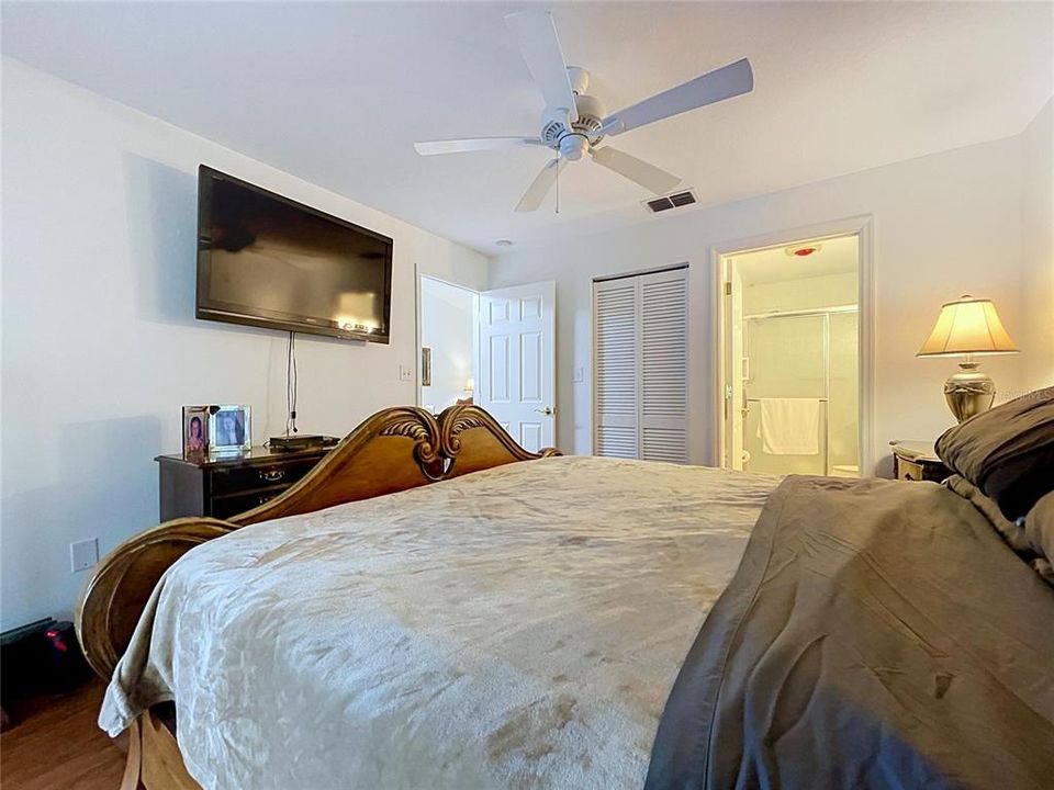 For Sale: $215,000 (2 beds, 2 baths, 1026 Square Feet)