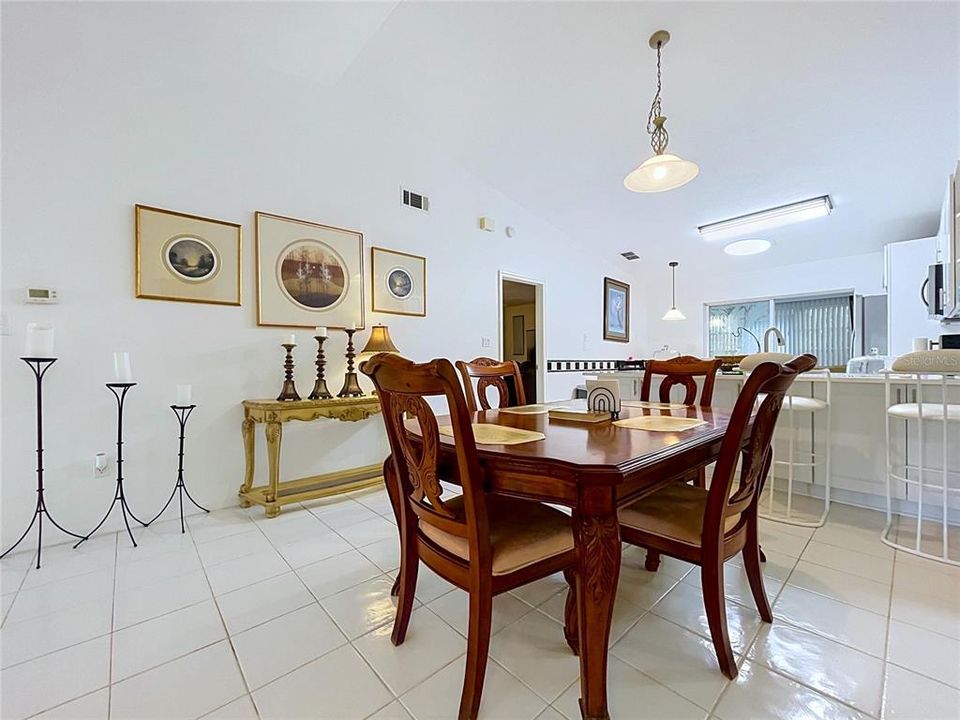 For Sale: $215,000 (2 beds, 2 baths, 1026 Square Feet)