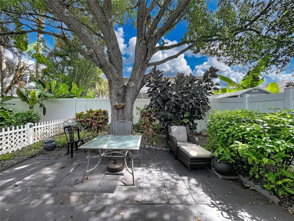 For Sale: $215,000 (2 beds, 2 baths, 1026 Square Feet)