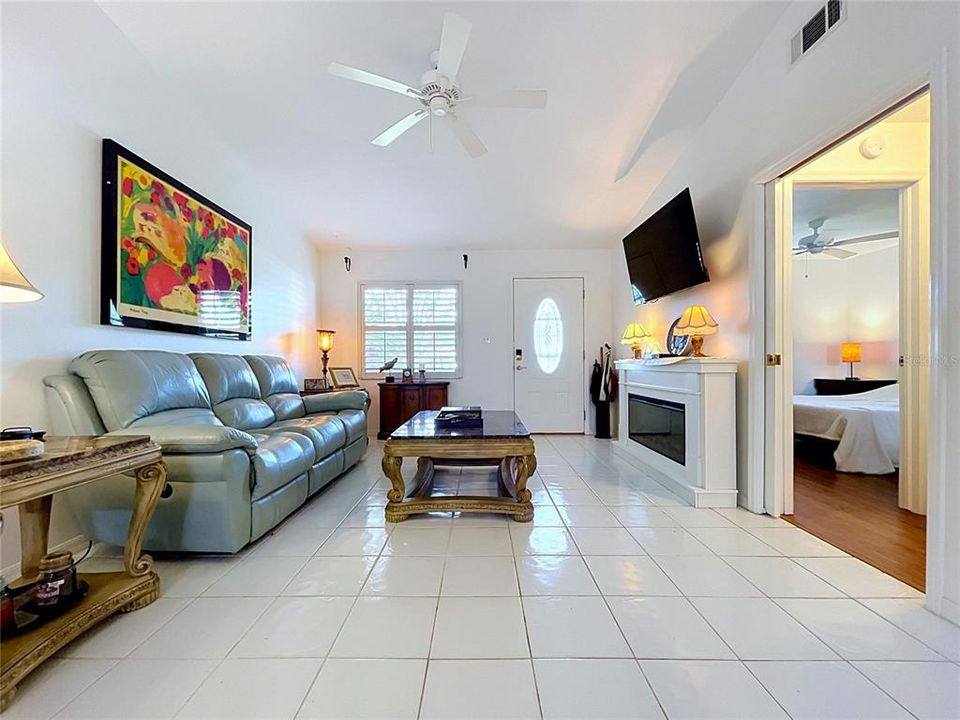 For Sale: $215,000 (2 beds, 2 baths, 1026 Square Feet)