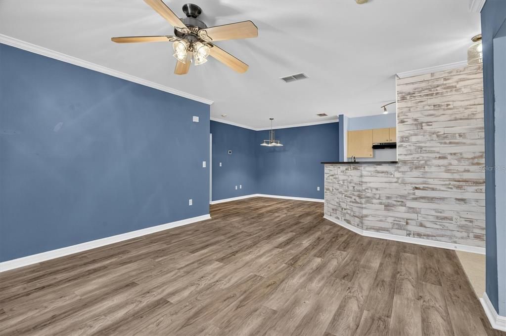For Sale: $300,000 (1 beds, 1 baths, 1057 Square Feet)