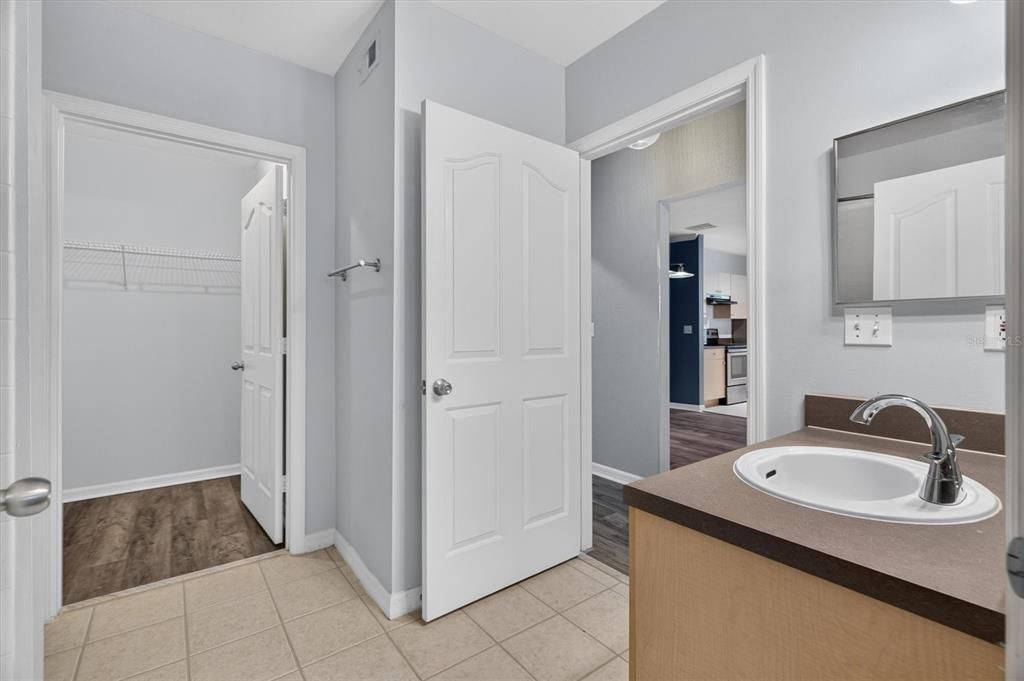 For Sale: $300,000 (1 beds, 1 baths, 1057 Square Feet)