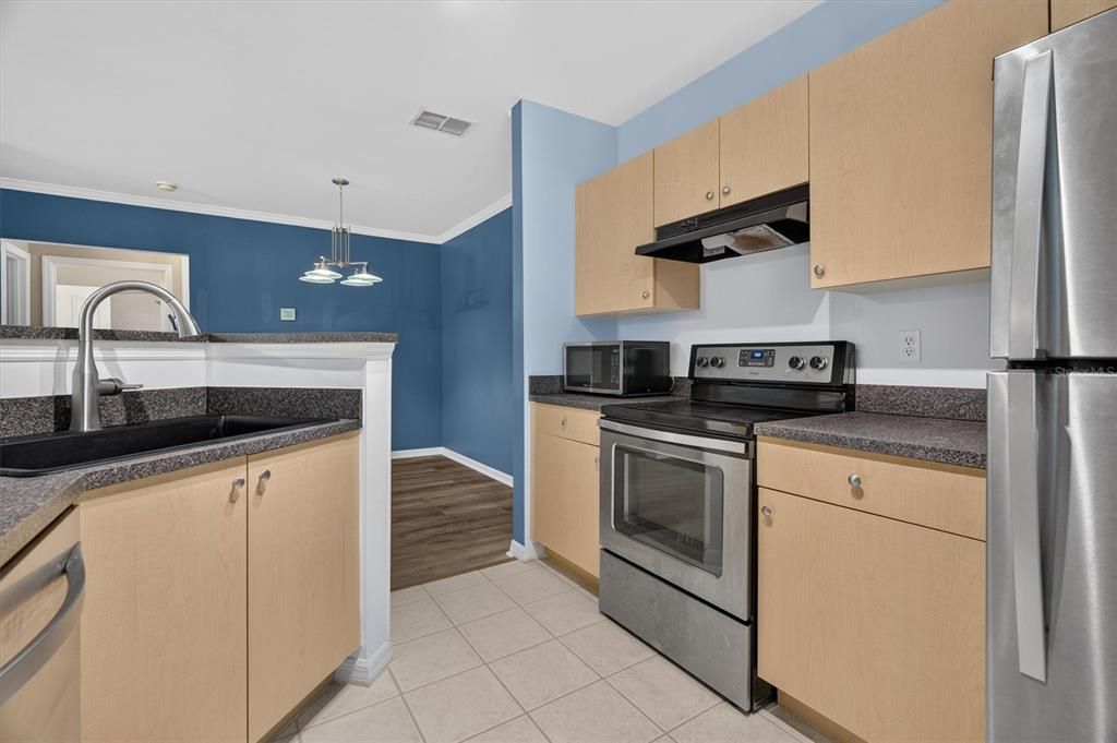 For Sale: $300,000 (1 beds, 1 baths, 1057 Square Feet)
