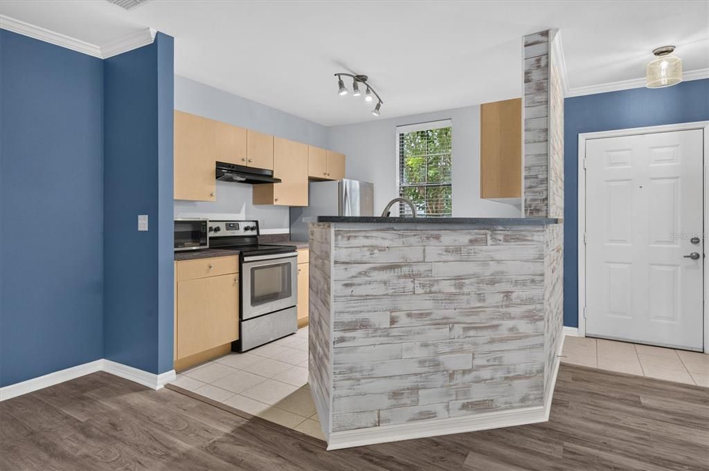 For Sale: $300,000 (1 beds, 1 baths, 1057 Square Feet)