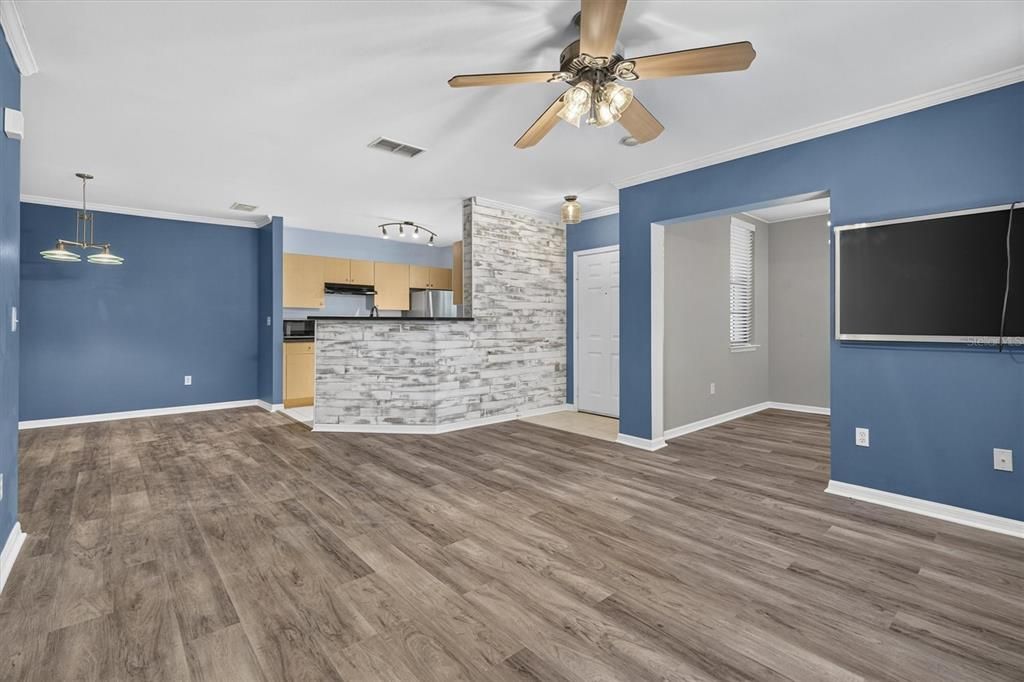 For Sale: $300,000 (1 beds, 1 baths, 1057 Square Feet)